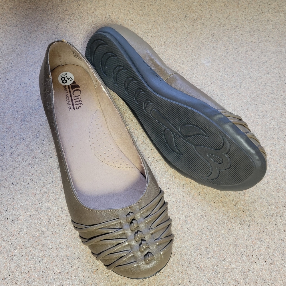 Cliffs Slip on Shoes or Flats 8 1/2 Knotted